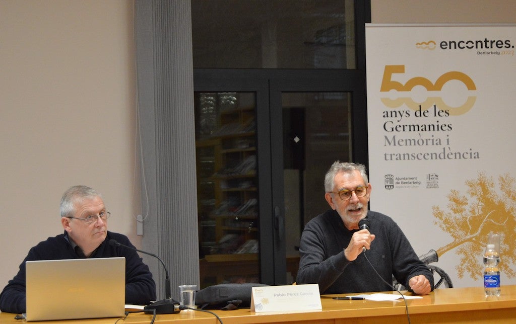 Pablo Pérez Garcia, catedràtic d'Història Moderna de la Universitat de València, i Tomàs Llopis, escriptor i presentador de l'acte