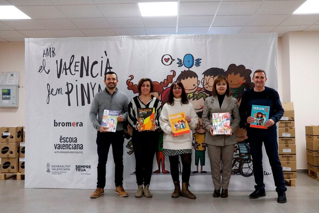 Bromera i Escola Valenciana signen un conveni de col·laboració per a fomentar l’ús del valencià