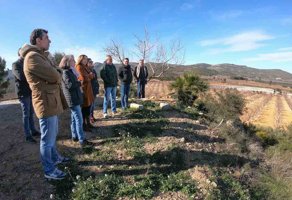 Veïns de les Coves de Vinromà traslladen a Navarro i Mulet el seu rebuig al macroparc fotovoltaic Magda