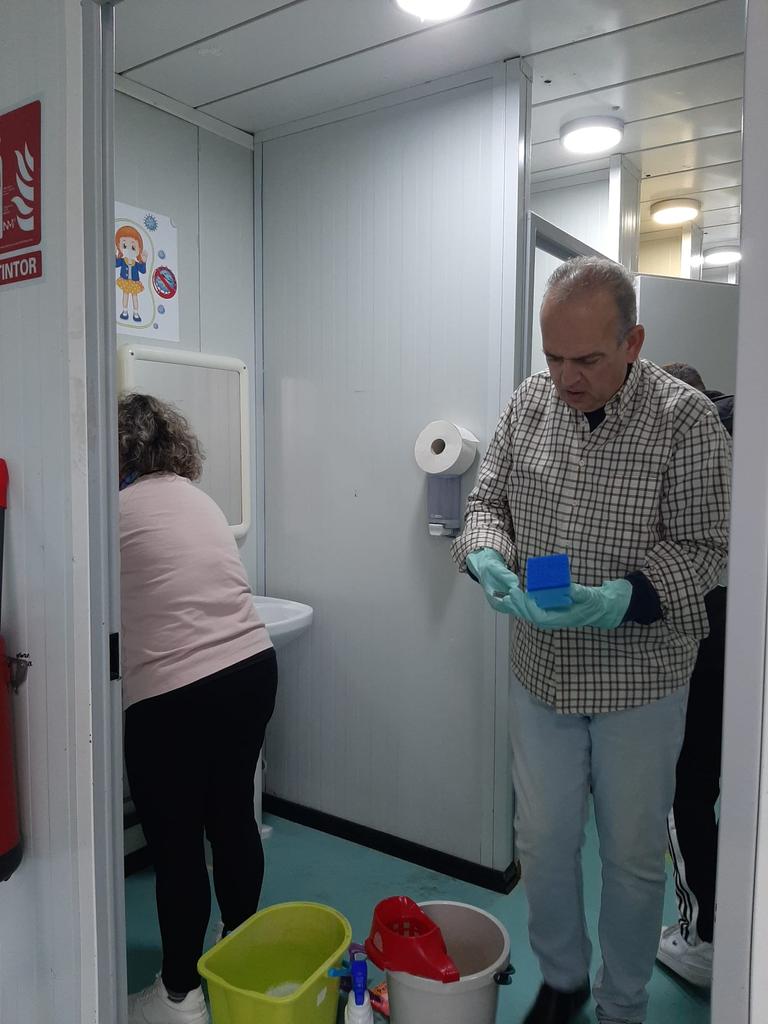 El president de l'AMPA del col·legi d'educació especial El Somni, d'Alacant, neteja les instal·lacions