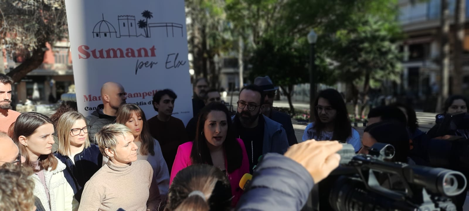 Marian Campello presenta la seua candidatura a primàries al costat de Papi Robles, síndica de Compromís a les Corts; i d'Hèctor Càmara, el seu número dos.