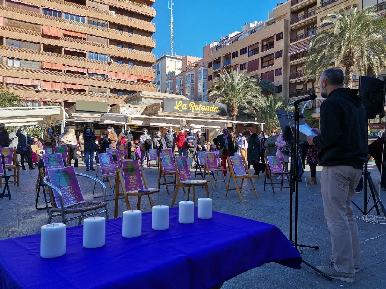 Acte en memòria de les Víctimes de l'Holocaust a Alacant celebrat el 2022, amb cadires buides en memòria dels alacantins deportats als camps de concentració