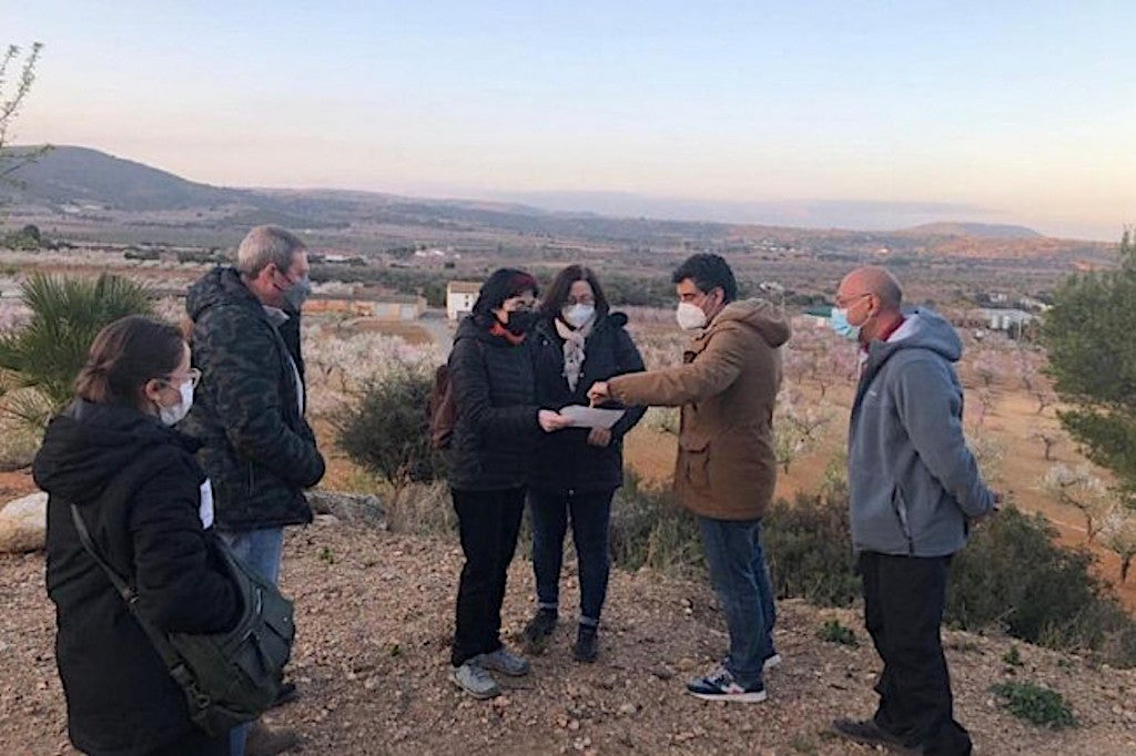 La diputada d'UP al Congrés, Marisa Saavedra, amb afectats per la macroplanta solar projectada a les Coves de Vinromà, abril del 2022