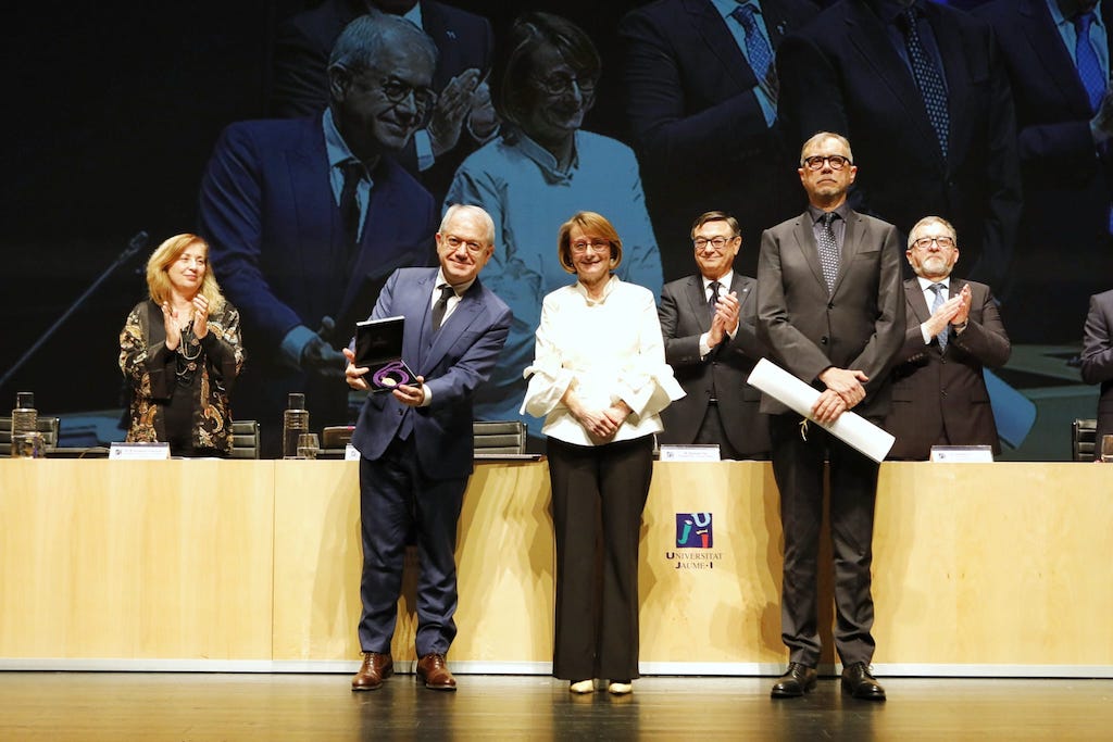 El director de l'IVC, Abel Guarinos, rep la medalla de l'UJI