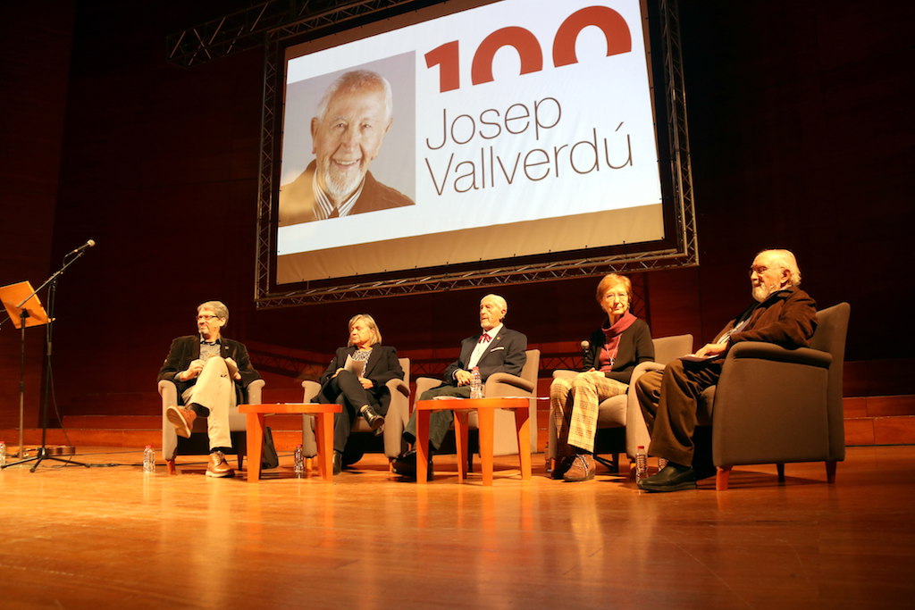 L'escriptor Josep Vallverdú al centre a l'acte d'inauguració de l'Any Vallverdú a l'Auditori Enric Granados de Lleida  | Anna Berga | ACN