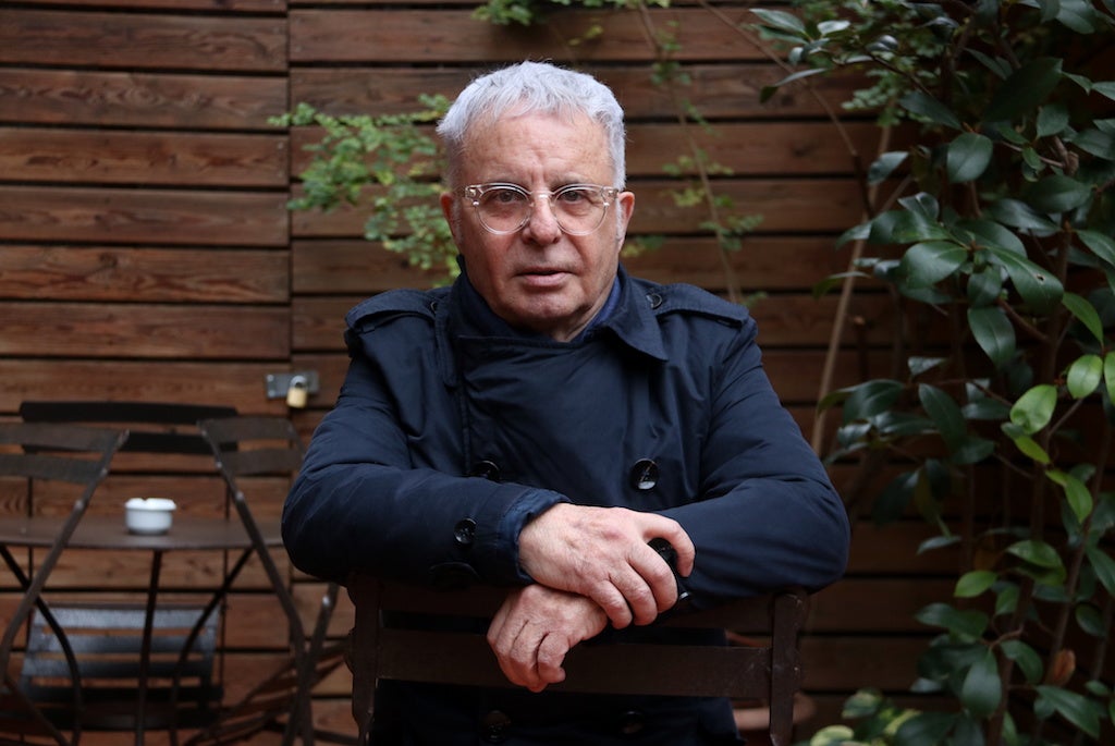 L'escriptor valencià Ferran Torrent, al jardí de la llibreria Laie, a Barcelona |  Carla Mallol / Pau Cortina | ACN