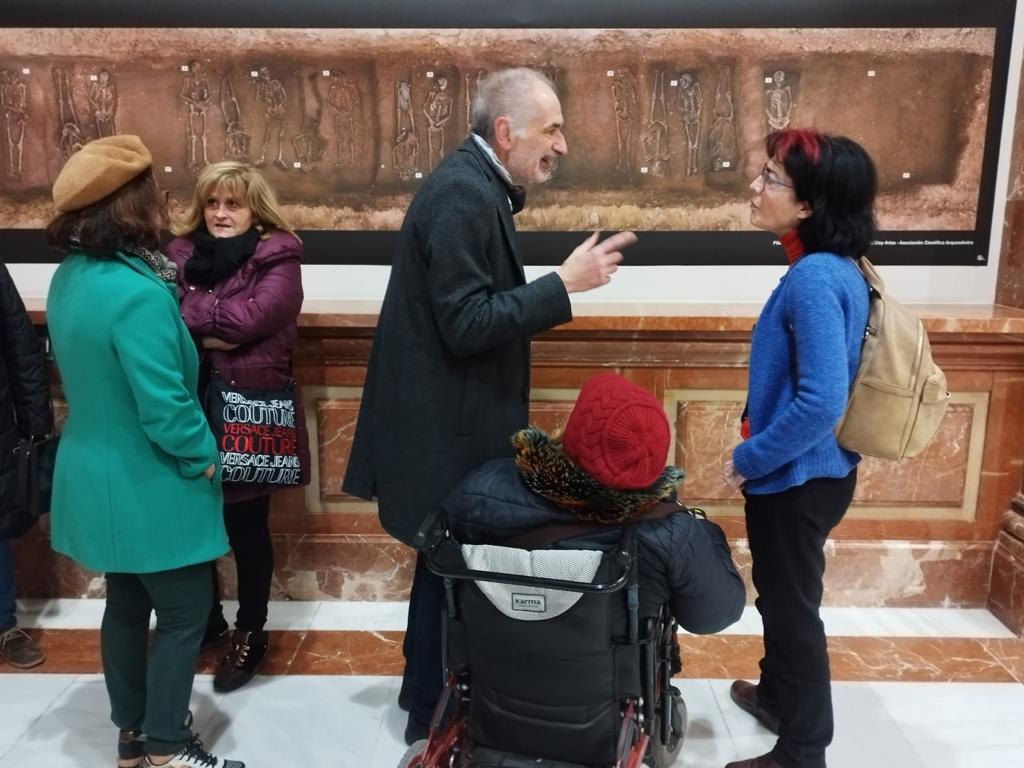 La diputada al Congrés per Castelló d’Unides Podem, Marisa Saavedra, a l'exposició «Terra Marcada»