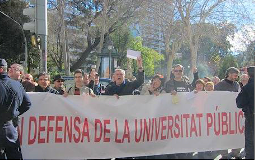 Fa 10 anys, a DLV: «Plataforma en Defensa de la Universitat protesta amb sobres per a demanar “més educació' i “menys corrupció'»