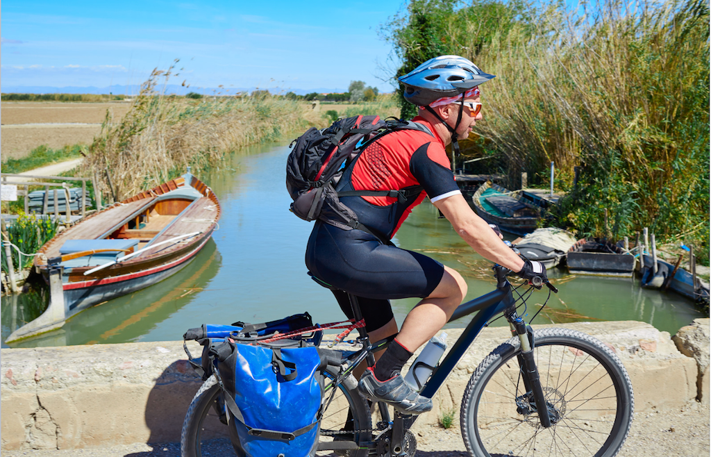 Adeqüen els 557 km de la ruta ciclista internacional Eurovelo-8 al seu pas pel País Valencià