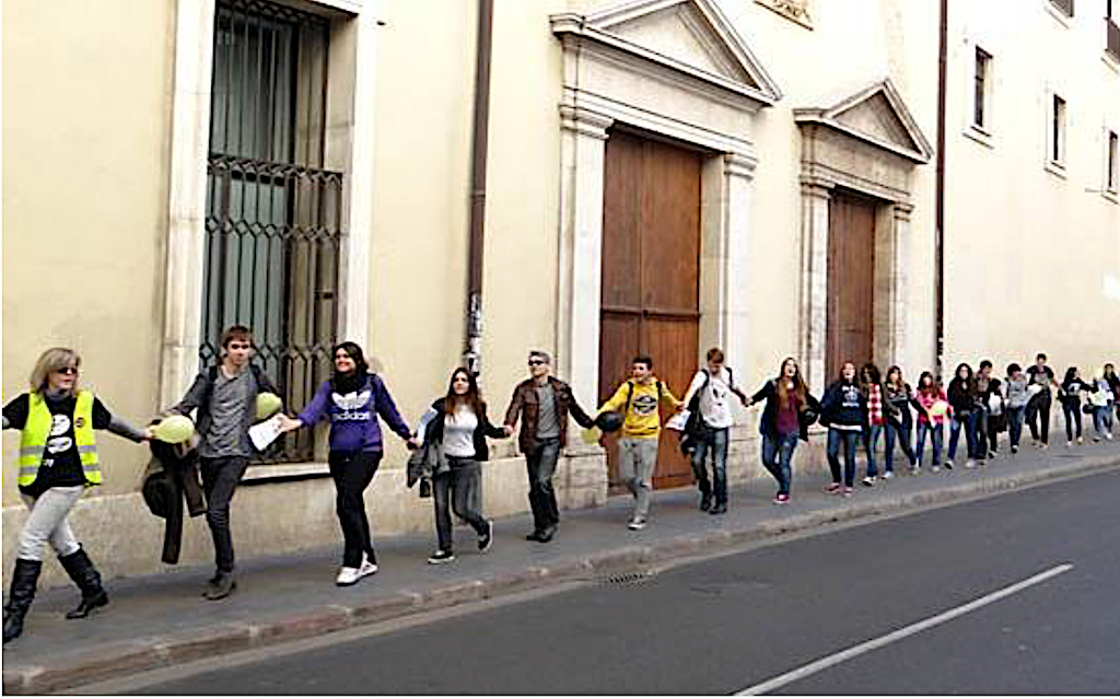 Fa 10 anys, a DLV: «16 entitats valencianes presenten la campanya Enllaçats per la Llengua»