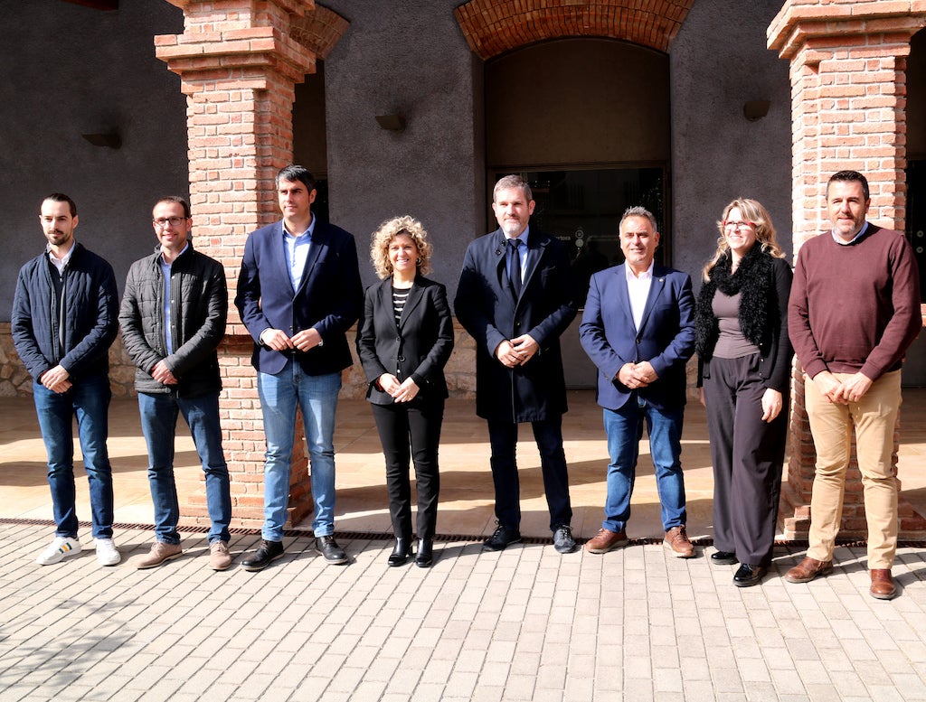Huit dels nou alcaldes units en el PERTE per la modernització del cicle de l'aigua i la gestió del recurs, al pati del Museu de Tortosa  | Anna Ferràs | ACN