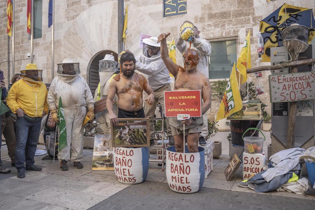 Protesta dels apicultors davant les Corts | Jorge Gil |EP