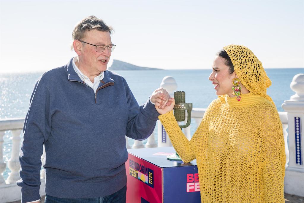La vencedora del Benidorm Fest, Blanca Paloma, posa al costat del president de la Generalitat, Ximo Puig| Joaquín P.Reina  | EP