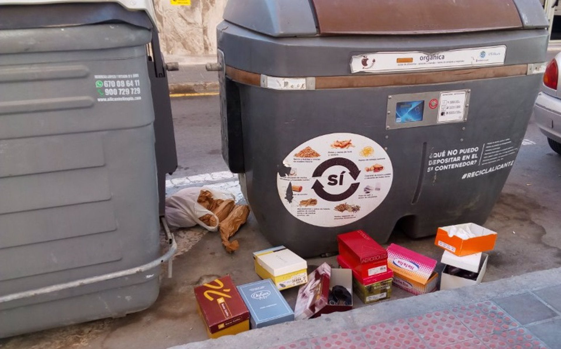 Contenidor en un carrer d'Alacant