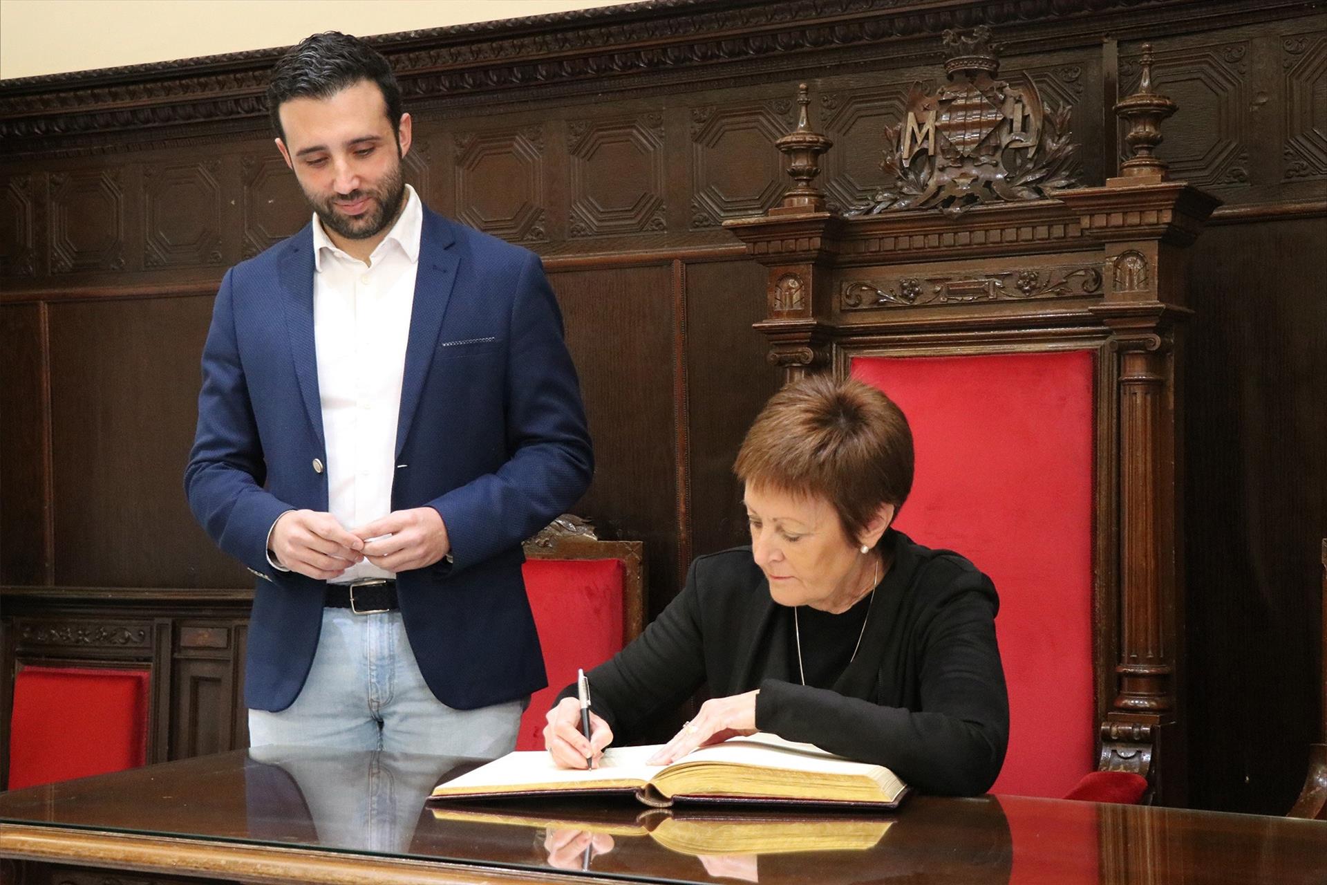 La rectora de la UV, Mavi Mestre, amb l'alcalde de Sagunt, Darío Moreno