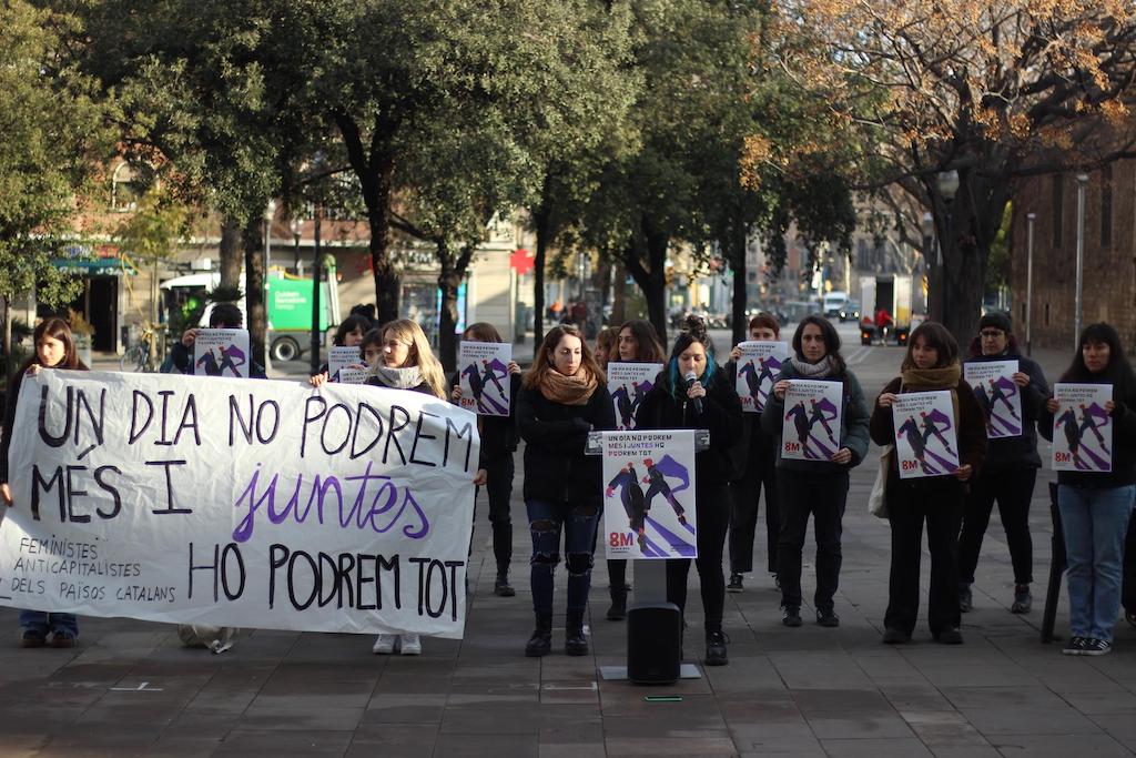 Col·lectius feministes fan una crida a la vaga general convocada pels sindicats el 8 de març