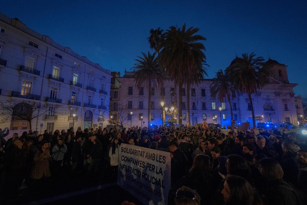 Desenes de persones durant la concentració en resposta a la infiltració de la policia espanyola en moviments socials | Jorge Gil | EP