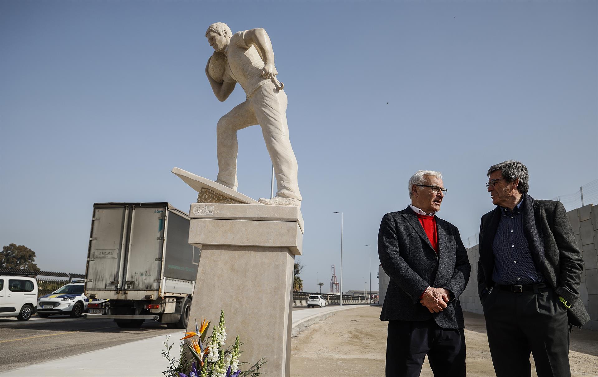 Joan Ribó i Aurelio Martínez al costat del monument