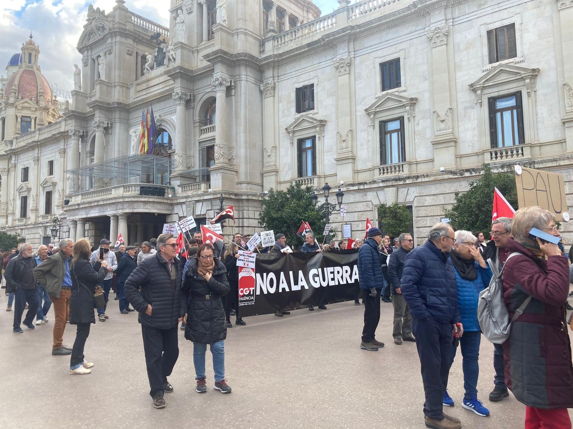 Una manifestació reivindica que la guerra d’Ucraïna només es pot solucionar amb negociació