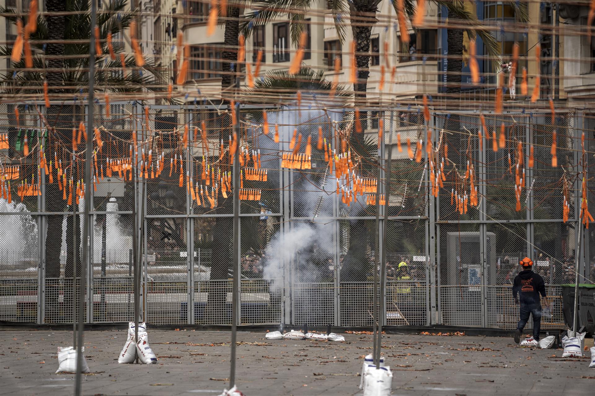 Emoció i entusiasme en la Crida i en la primera mascletà a València