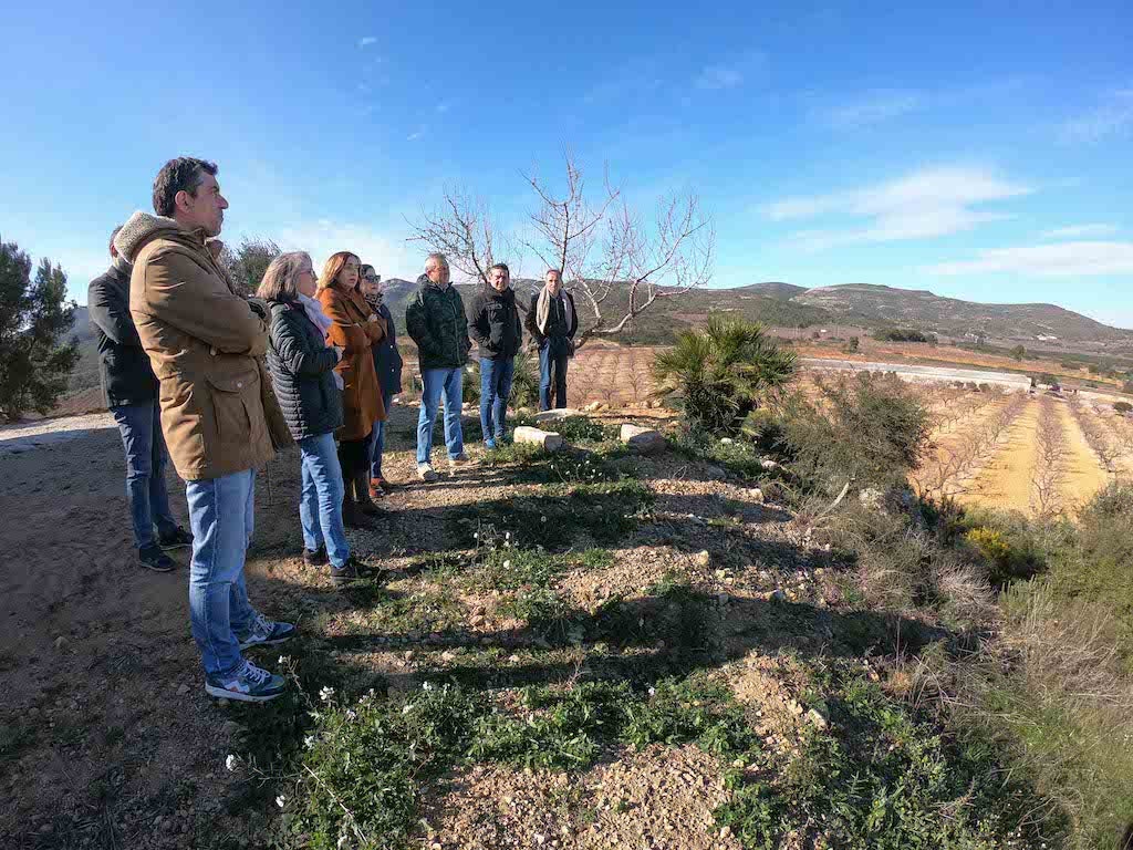 Representats de l'associació Nostra Terra van traslladar a Isaura Navarro i Carles Mulet el seu rebuig al macroparc fotovoltaic el passat mes de gener