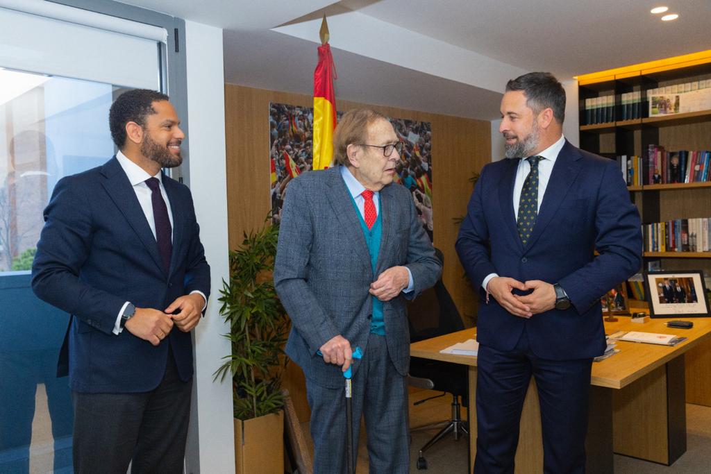 Els dirigents de Vox Ignacio Garriga i Santiago Abascal amb Ramón Tamames