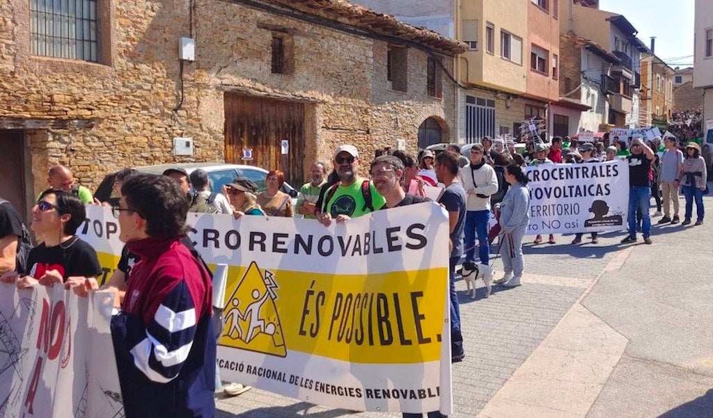 Centenars de persones es manifesten contra els macroparcs de renovables a Cinctorres