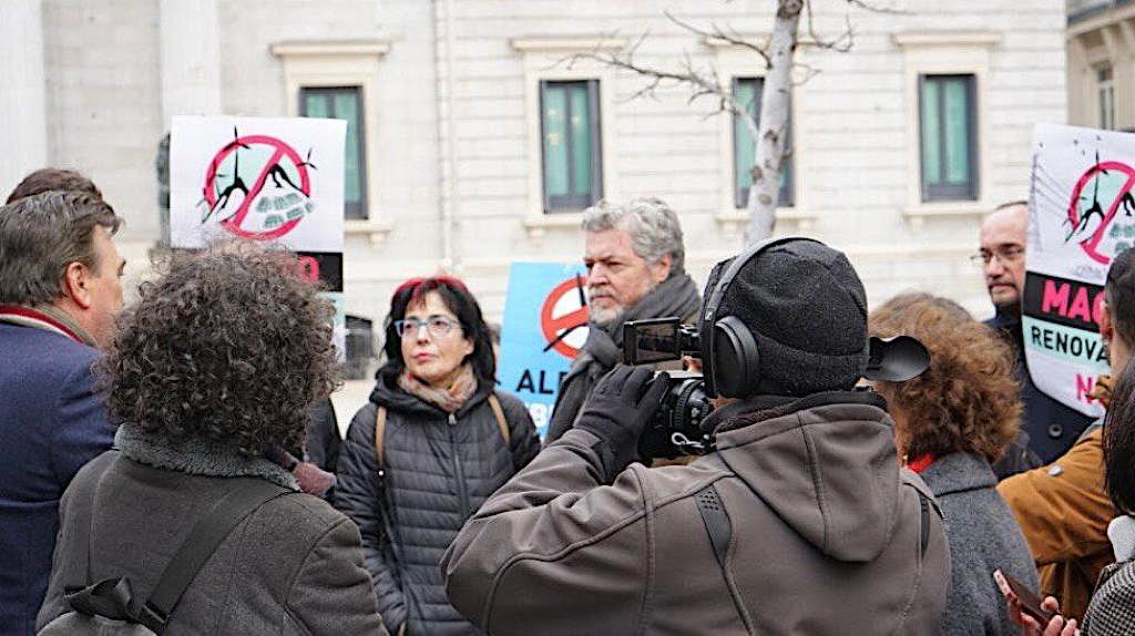 Marisa Saavedra i Juantxo López de Uralde en una protesta contra les macroplantes de renovables davant del Congrés