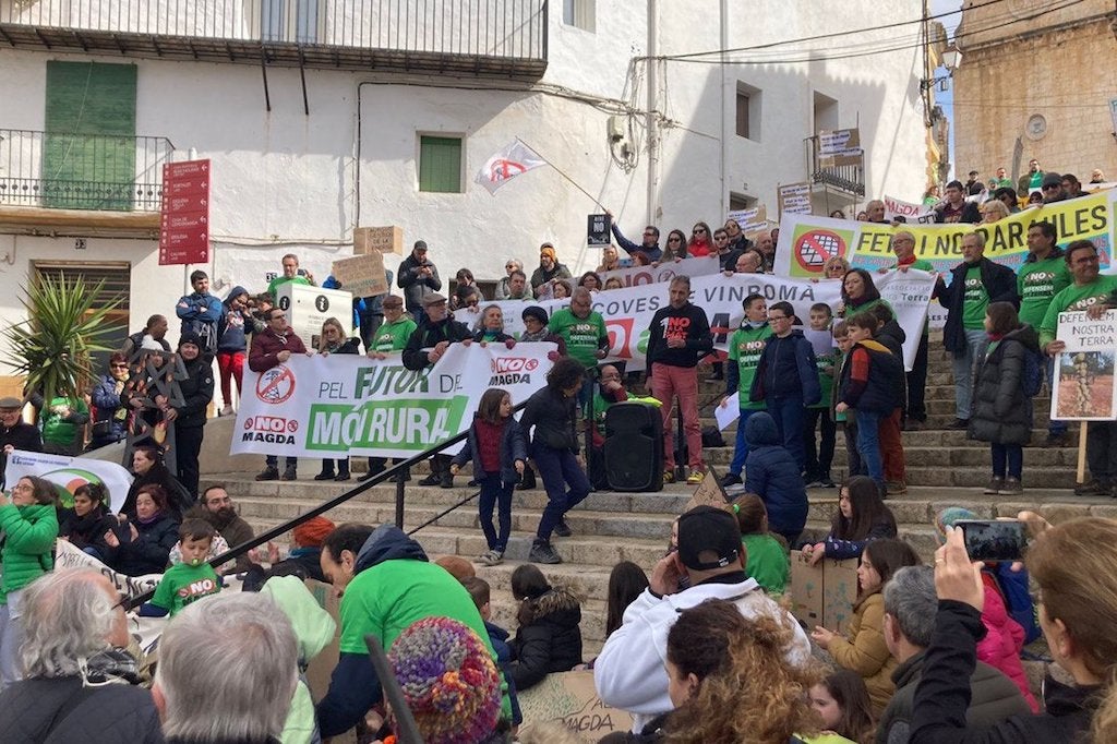 Multitudinària manifestació a les Coves de Vinromà contra el MAGDA el passat 26 de febrer