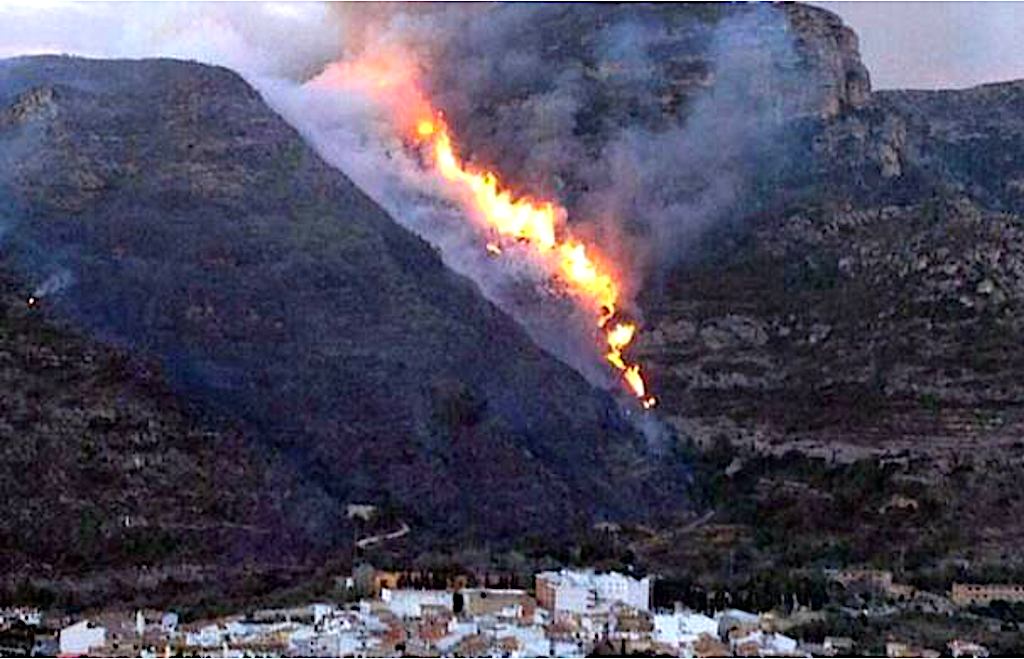 Fa 10 anys, a DLV: «Un incendi a Barx obliga a desallotjar una urbanització i una residència»