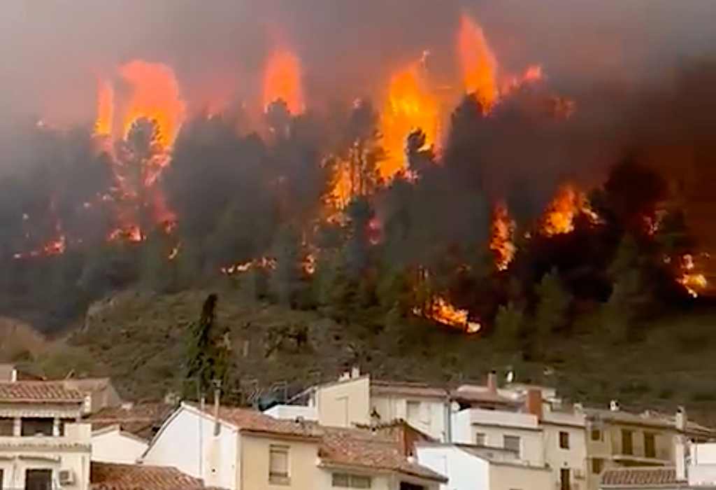 El foc de l’Alt Millars envolta Montant i obliga a desallotjar tres pobles més [Vídeo]