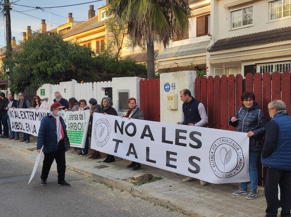 Veïns de la Canyada, a Paterna, protesten per la tala d’arbres adults i sans dels carrers