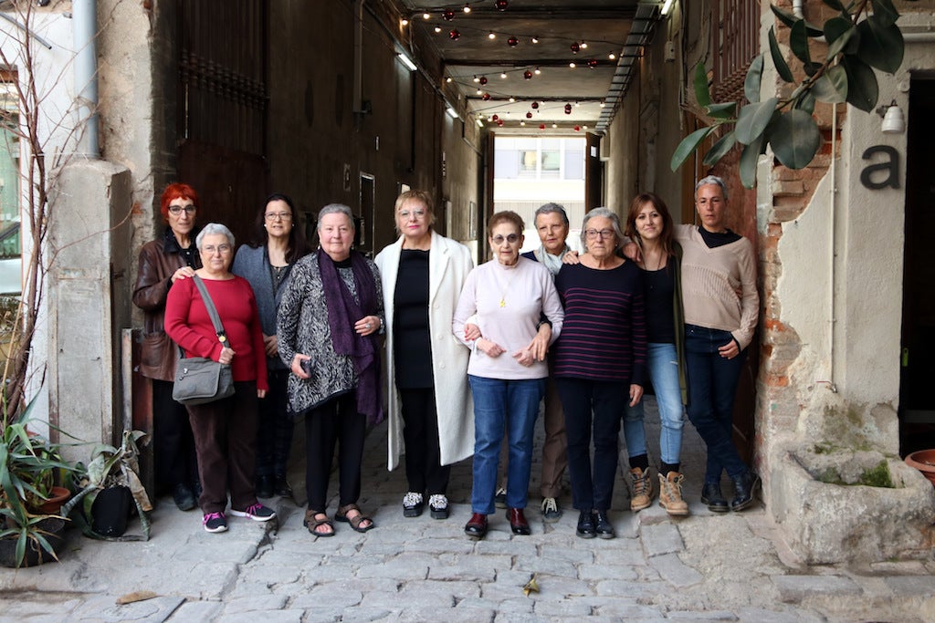 Foto de família del llibre «Torturades» a la seu de Comanegra  | Pere Francesch | ACN