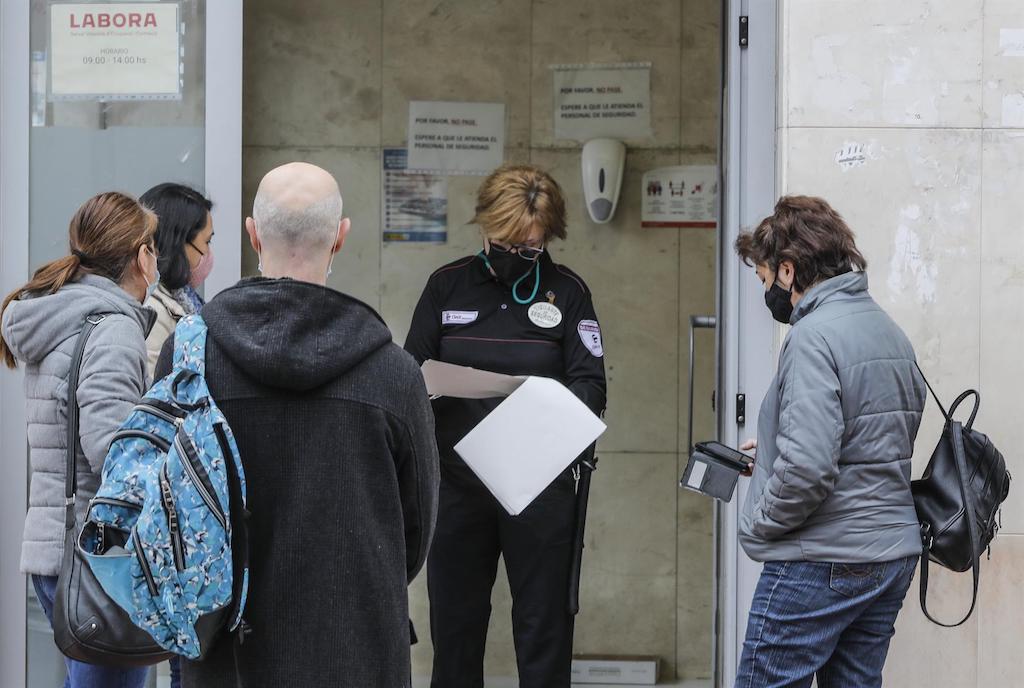 Diverses persones amb cita prèvia esperen per a entrar en una oficina del SEPE, a València | Rober Solsona |EP