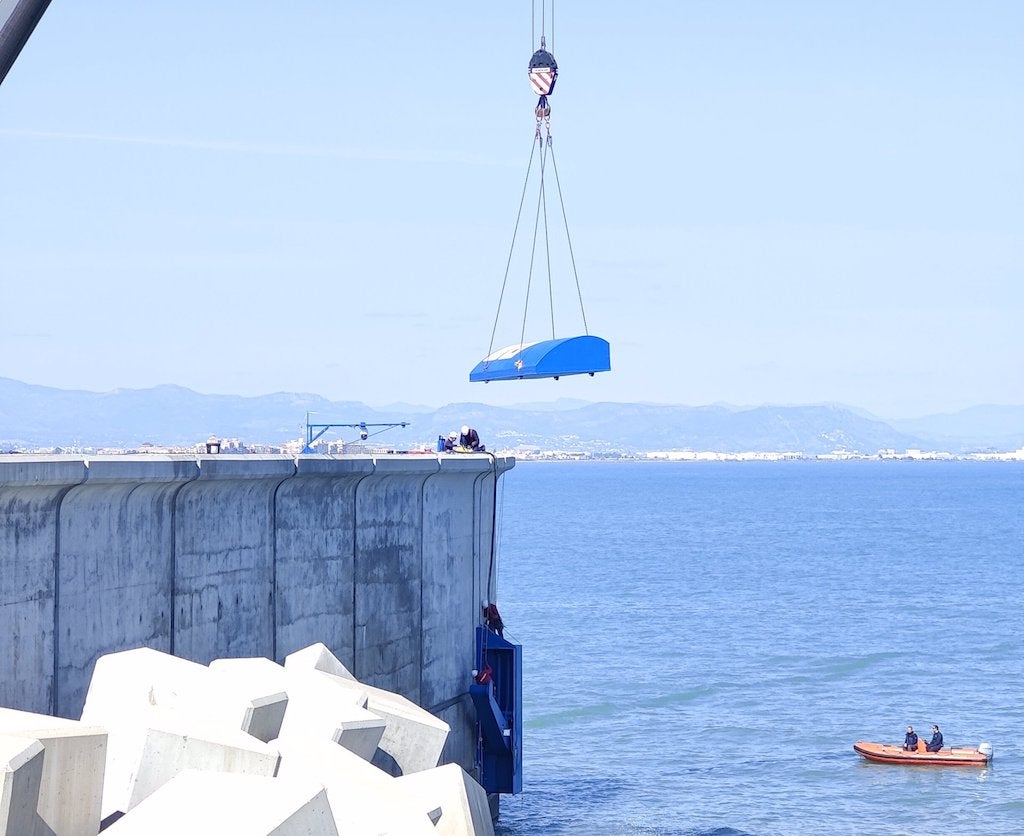 Instal·len al port de València un flotador per a generar energia per les ones de la mar