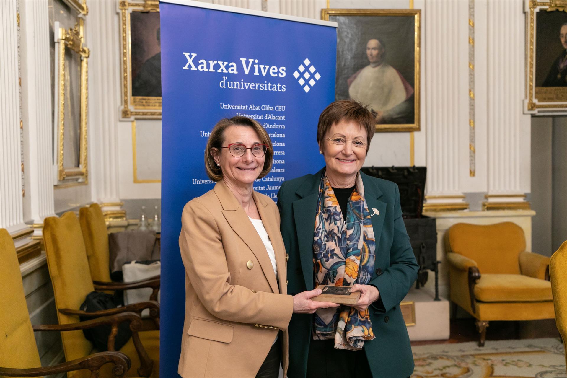 Eva Alcón, rectora de la UJI i nomenada presidenta de la Xarxa Vives; i la seua antecessora i rectora d'UV Mavi mestre