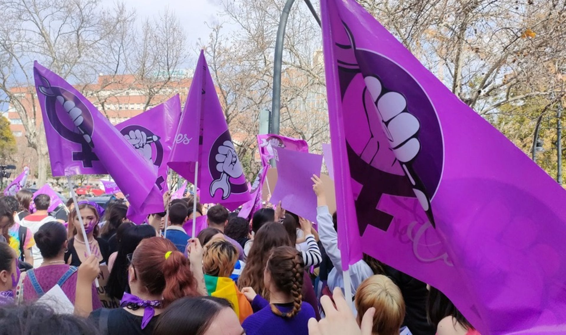 Estudiants buiden les aules i omplen els carrers pel 8M