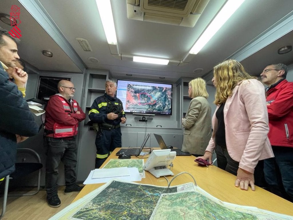 El foc de l’Alt Millars afecta ja 3.000 hectàrees en un perímetre de 30 quilòmetres