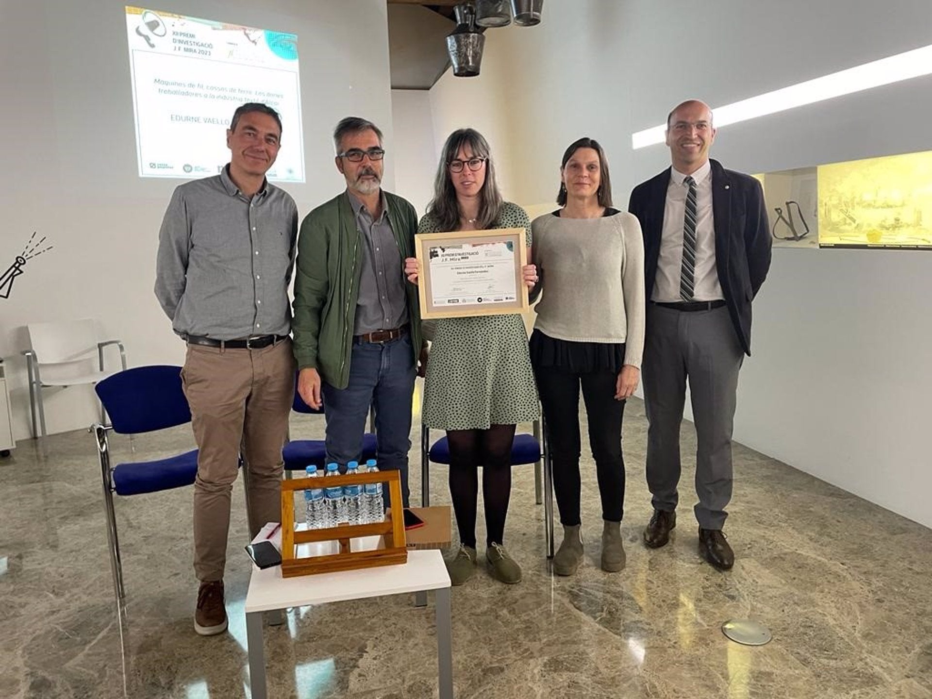 Un treball sobre les dones a la indústria tèxtil d’Alcoi guanya el premi Joan Francesc Mira