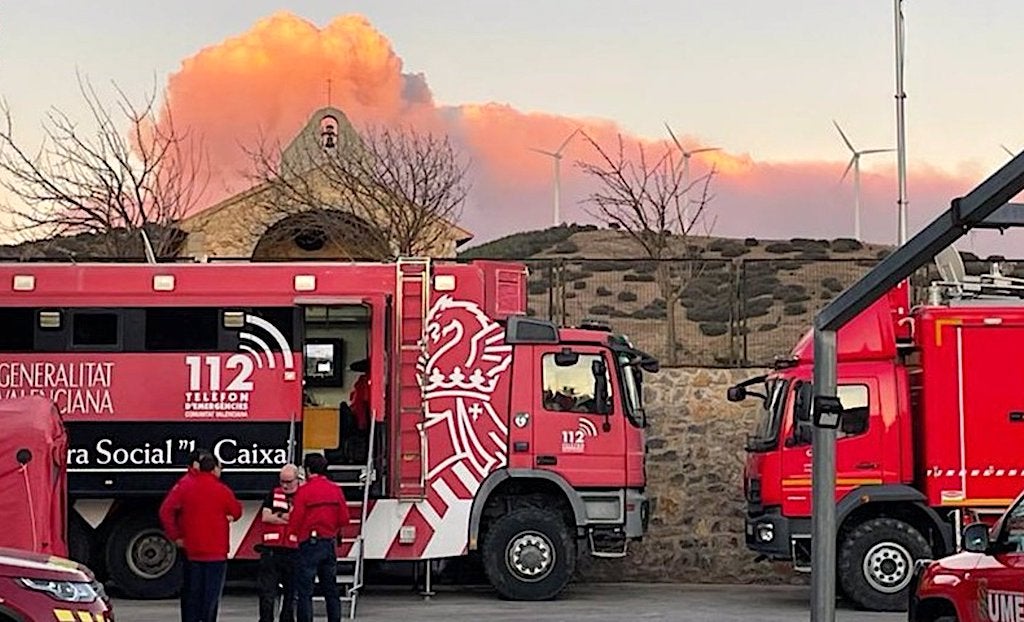 La millora de les condicions d’humitat i vent ajuda a frenar l’avanç del foc a l’Alt Millars