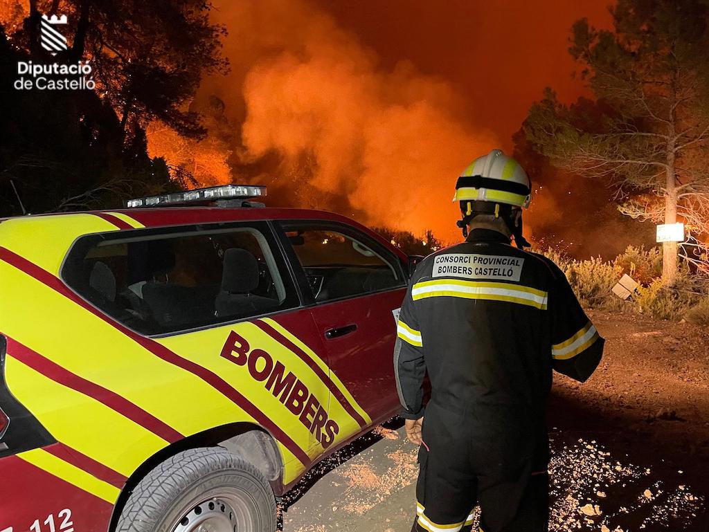 Altes temperatures i vent de ponent tornen a complicar els treballs de l’incendi de l’Alt Millars [Vídeo]