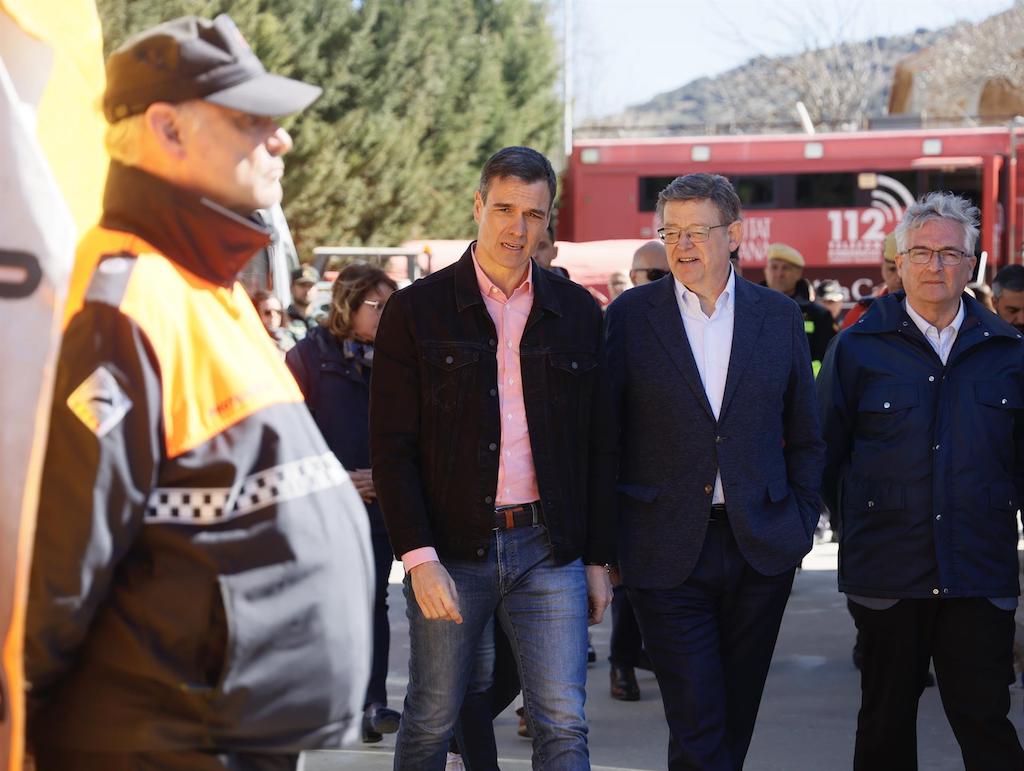Pedro Sánchez i Ximo Puig visiten el PMA de l'incendi de l'Alt Millars