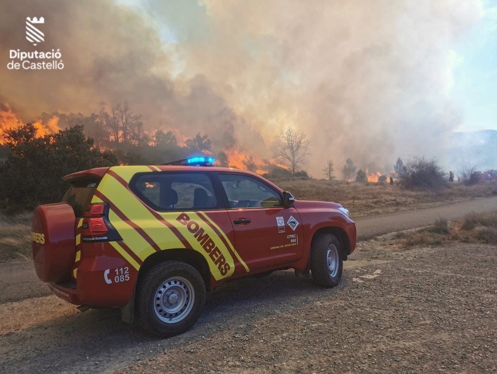 Un incendi forestal a Vilanova de Viver obliga a evacuar els Calpes i la Font de la Reina
