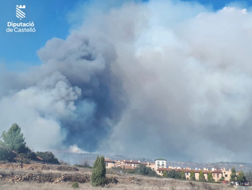 L’incendi forestal de Vilanova de Viver també obliga a desallotjar Montanejos