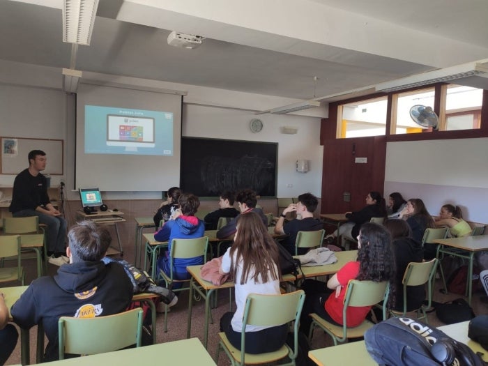 Comencen els tallers de Twitch i pòdcast en valencià als instituts d’Alacant