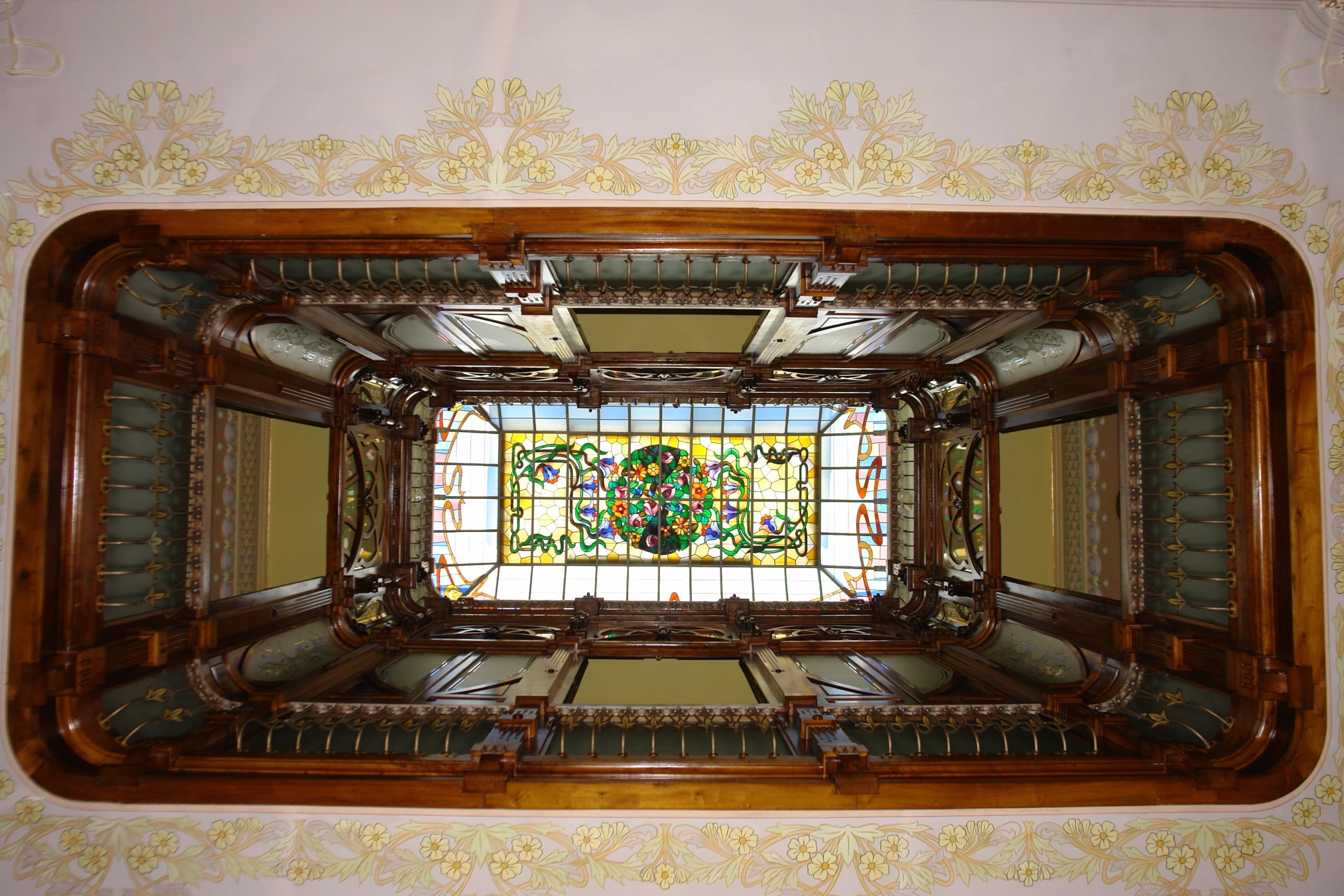 Treballs d'ebenisteria, vitralleria i pintura a la claraboia de la Casa Museu