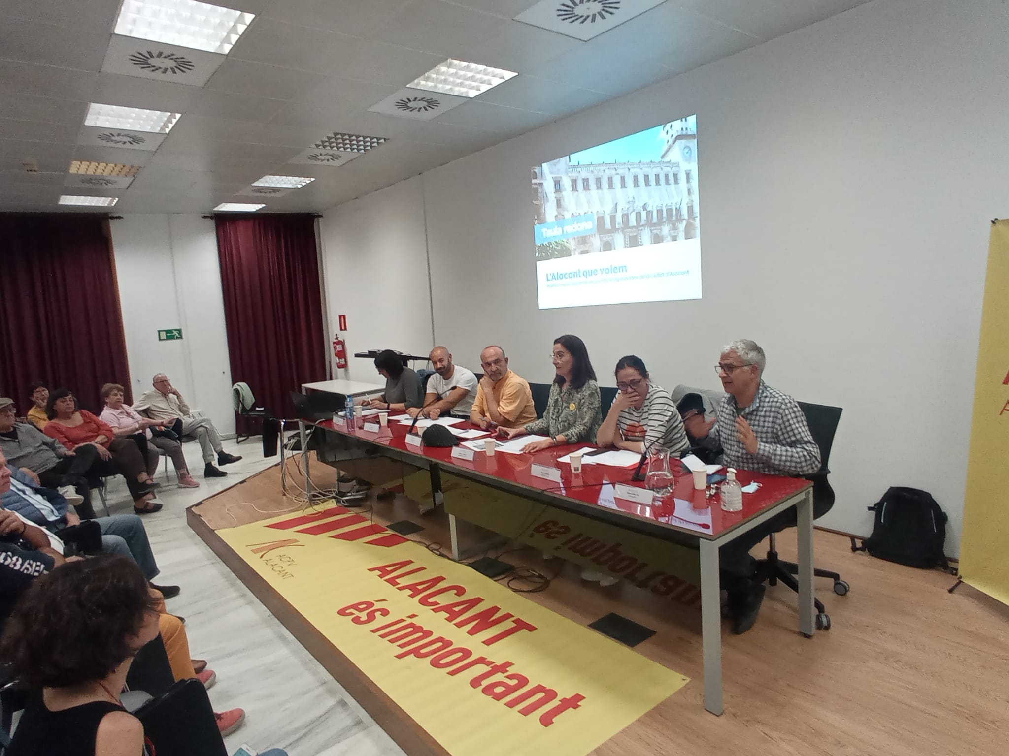 De dreta a esquerra: Mikel Forcada (ERPV), Trini Amorós (PSPV), la vicepresidenta d'ACPV Marinela Garcia, Manolo Copé (EUPV), Xavier López (Podem) i Sònia Tirado (Compromís)