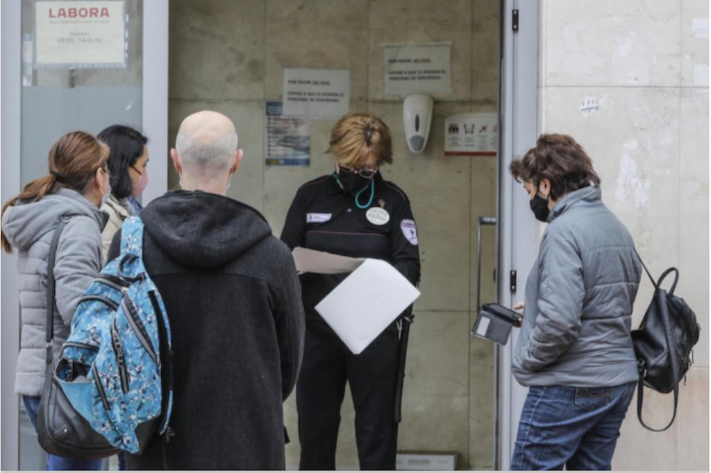 Diverses persones amb cita prèvia esperen per a entrar en una oficina del SEPE, a València | Rober Solsona |EP