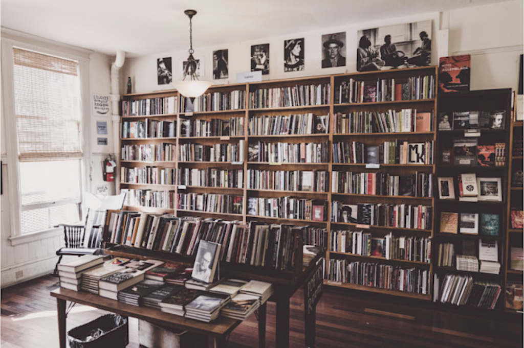 Poesia serena, pandèmia, escola dels 70, fonts de Barcelona al s. XVIII i molt més, a La Veu dels Llibres 