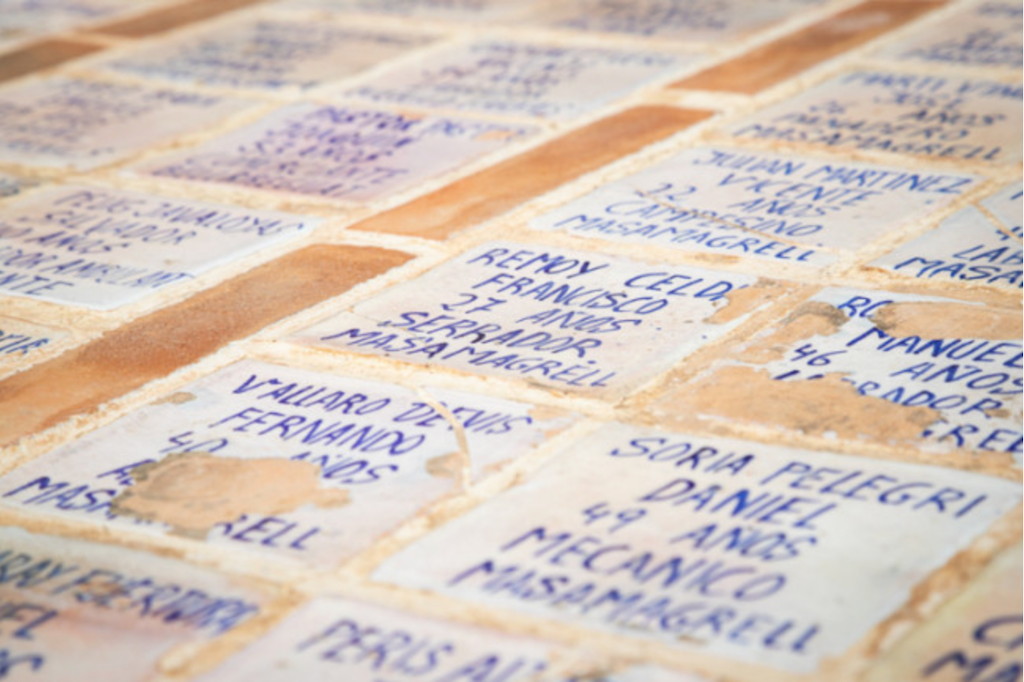 Taulells amb els noms de víctimes del franquisme soterrades en una fossa al Cementeri de Paterna | Ulisses Ortiz | DLV